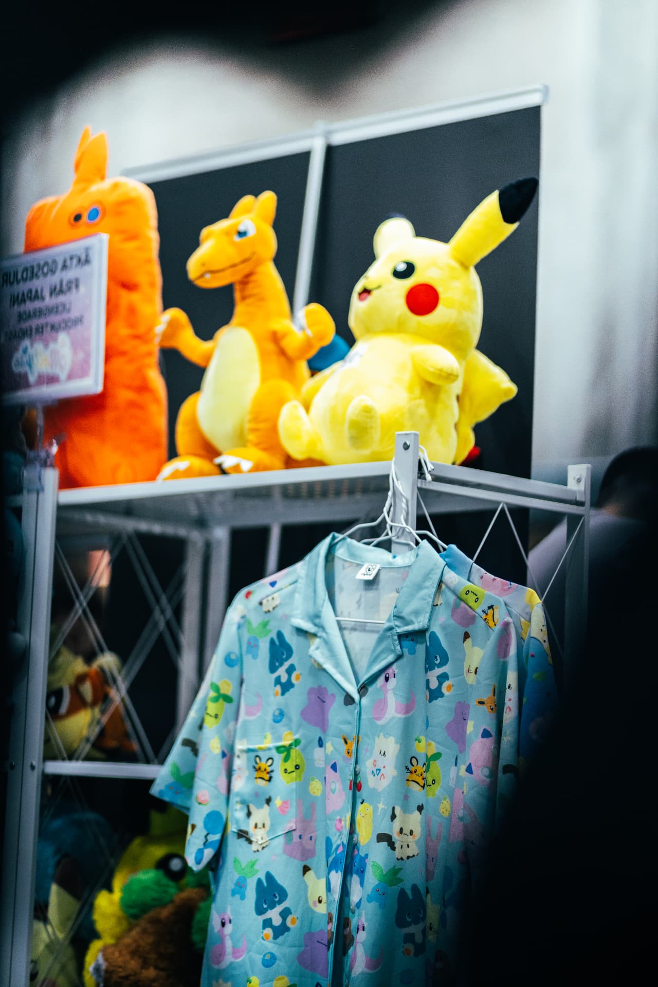 Pokémon-gosedjur och merch vid en av montrarna